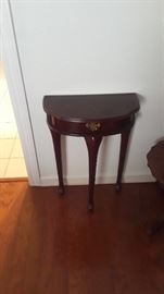 Console has mirror to match