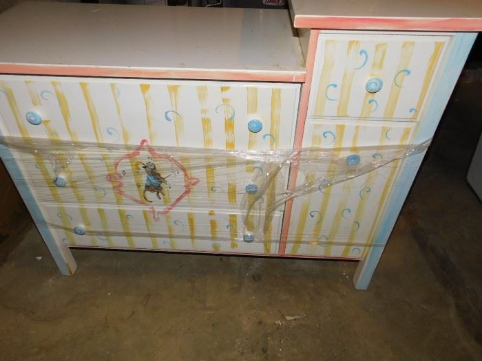 Child's changing station/dresser
