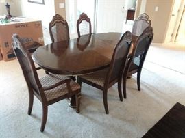 Beautiful Pecan Dining Table With 2 Leafs & 6 Chairs!
