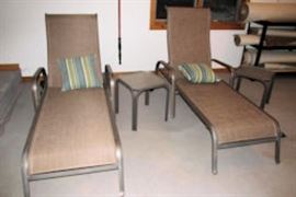 2 chaise lounge