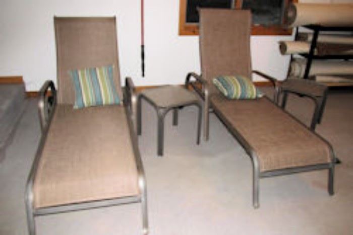 2 chaise lounge