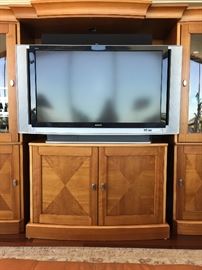 Top piece is telescopic to accommodate larger or smaller TV's