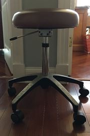 Adjustable stool on wheels