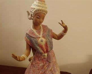 Lladro Porcelain Thai Girl Kneeling #2069(Finger Damage)