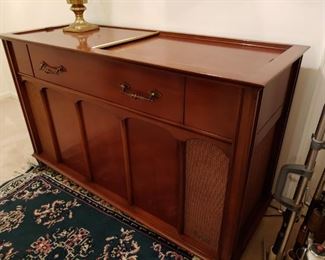 Vintage Magnavox Stereo/Record Player Combo