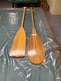 Lot with 2 canoe paddles, a saw horse and books