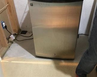 GE Mini Fridge