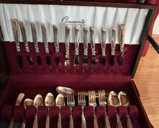 FLATWARE SET