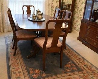 DINING TABLE W/8 CHAIRS & LEAFS