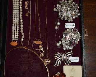 FINE JEWELRY, AMBER, WEISS BROOCHES, SWAROVSKI BROOCH