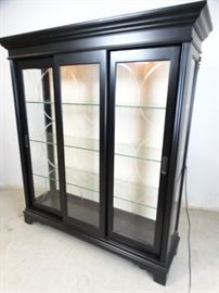 Pulaski Lighted DisplayCurio Cabinet Very Nice