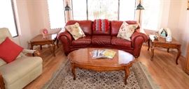 Deep red leather sofa. Extra nice! Excellent condition in all the furnishings. 