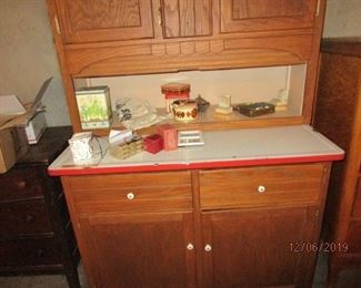 HAS ENAMEL TOP THAT PULLS OUT
