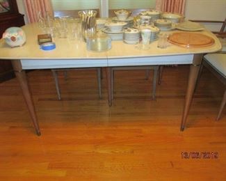 MID CENTURY MODERN DINING TABLE (2 LEAVES AND 6 CHAIRS)