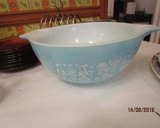 PYREX CINDERELLA MIXING BOWL