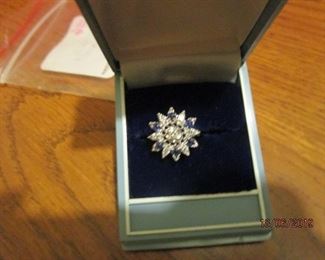 SAFFIRE AND DIAMOND GOLD RING