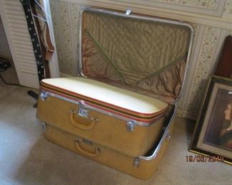 SET OF 3 VINTAGE SUITCASES