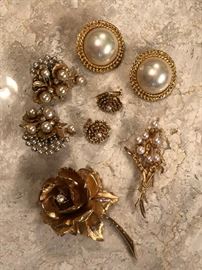 Vintage ladies costume jewelry