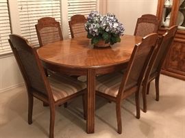 Beautiful Wood Dining Table, with 2 extendable leaves and six chairs! Extends out to a very large size!! Perfect for family gatherings, special occasions and holidays!