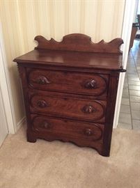  Antique wash stand in excellent condition also has a pull out rod for towels 