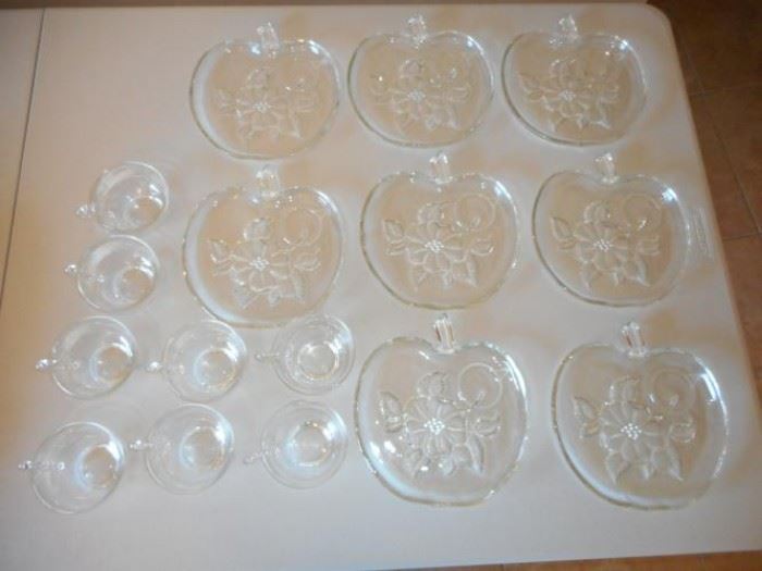 Set of 8 luncheon plates and cups https://ctbids.com/#!/description/share/139207