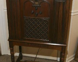 1930'S - 1940'S "RADIOLA" WORKS BEAUTIFULLY