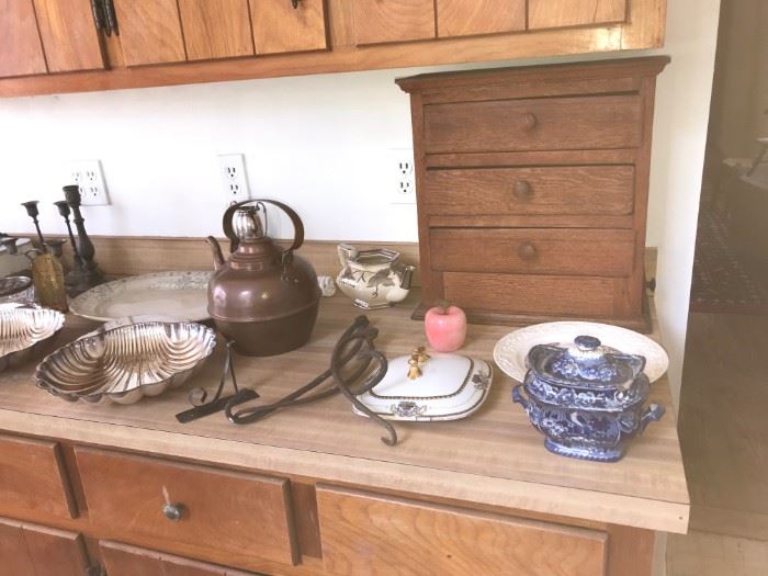 Neat little chest w/ drawers and decorative accessories