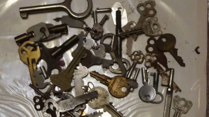 1000 old keys collection