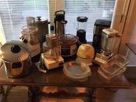 Small kitchen appliances and bakeware