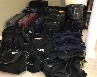 TON OF LUGGAGE / DUFFLE BAGS / COMPUTER BAGS / BRIEFCASES 