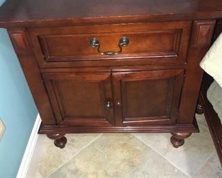 QUEEN SIZE BED WITH TWO NIGHTSTANDS