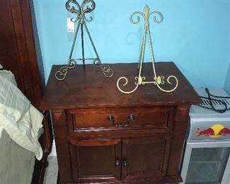 QUEEN SIZE BED WITH TWO NIGHTSTANDS