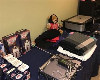 PISTONS BASKETBALL COLLECTIBLES / ELECTRONICS