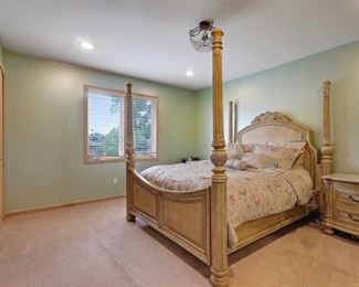 BEAUTIFUL FOUR POST BEDROOM SET WITH NIGHTSTANDS AND DRESSER WITH MIRROR