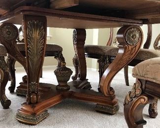 BEAUTIFUL ORNATE OVAL DINING TABLE WITH 6 CHAIRS