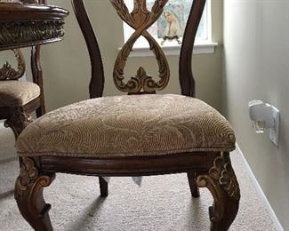 BEAUTIFUL ORNATE OVAL DINING TABLE WITH 6 CHAIRS