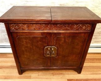 Here it is closed up. This is a nice piece with the brass hardware - a good size, too!