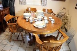 Ethan Allen Dining Table with 4 Chairs & 2 Leaves