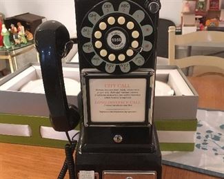 retro payphone (works)
