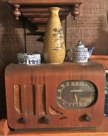Vintage radio, pottery