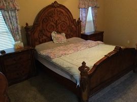 King Size bed, Kingsize Tempurpedic 12” Memory foam mattress with Tempurpedic box springs LIKE NEW!!