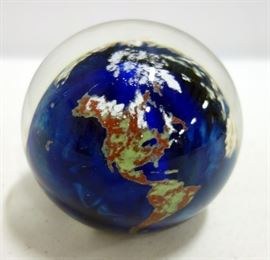 Lundberg Studios Glass Globe Paperweight 1992 SN# 042147, 3"
