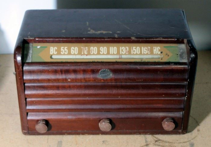 MCA Minerva Antique Radio, Powers On