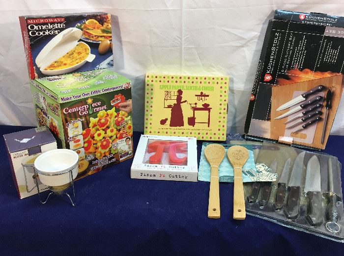 Kitchen lot - Knife set, Apple peeler Butter warmer, Omelette cooker, Centerpiece Gourmet, pizza slicer.