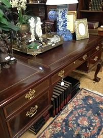 Classic and elegant  5-drawer desk