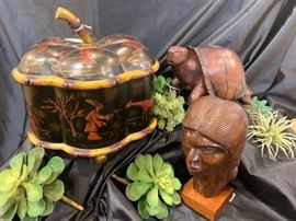 Other distinctive accessories 