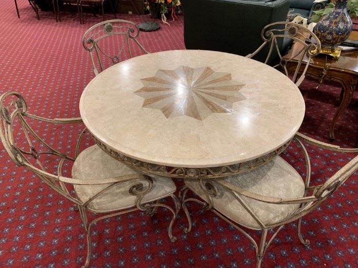 Good-looking round table and 4 chairs