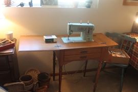 60's style green Singer Sewing Machine w/ solid maple cabinet, made in Great Britain w/ accessory box ( working condition)