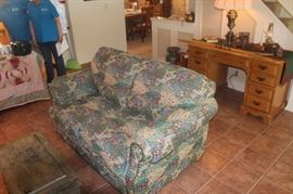 Country Style Love seat w/ farm motif ( excellent condition)