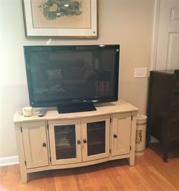 TV cabinet with flatscreen TV. Has place for DVD player and C.D’s. Eautiful finish.